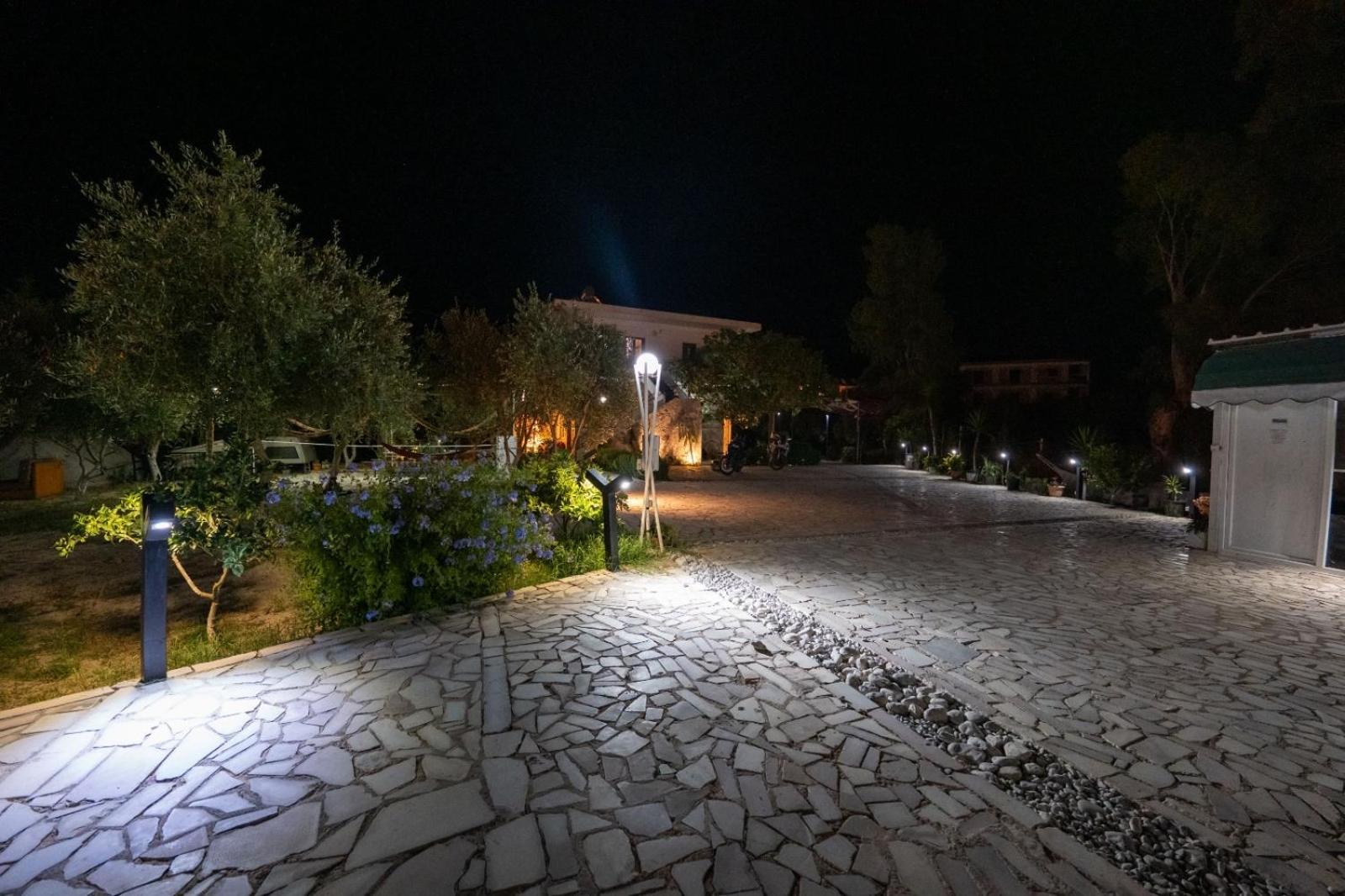 Garden Villa Lake Side & Glamping Ксамил Екстериор снимка