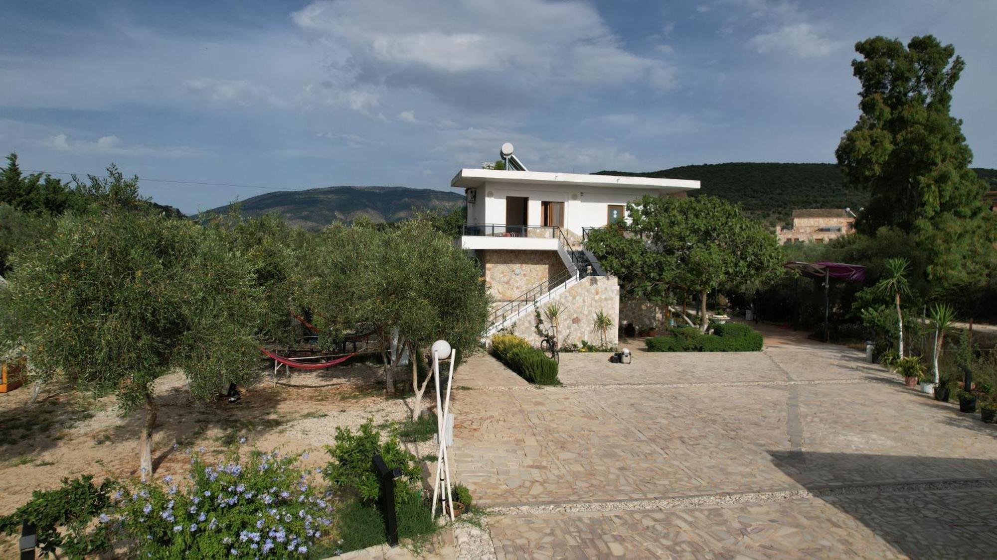 Garden Villa Lake Side & Glamping Ксамил Екстериор снимка