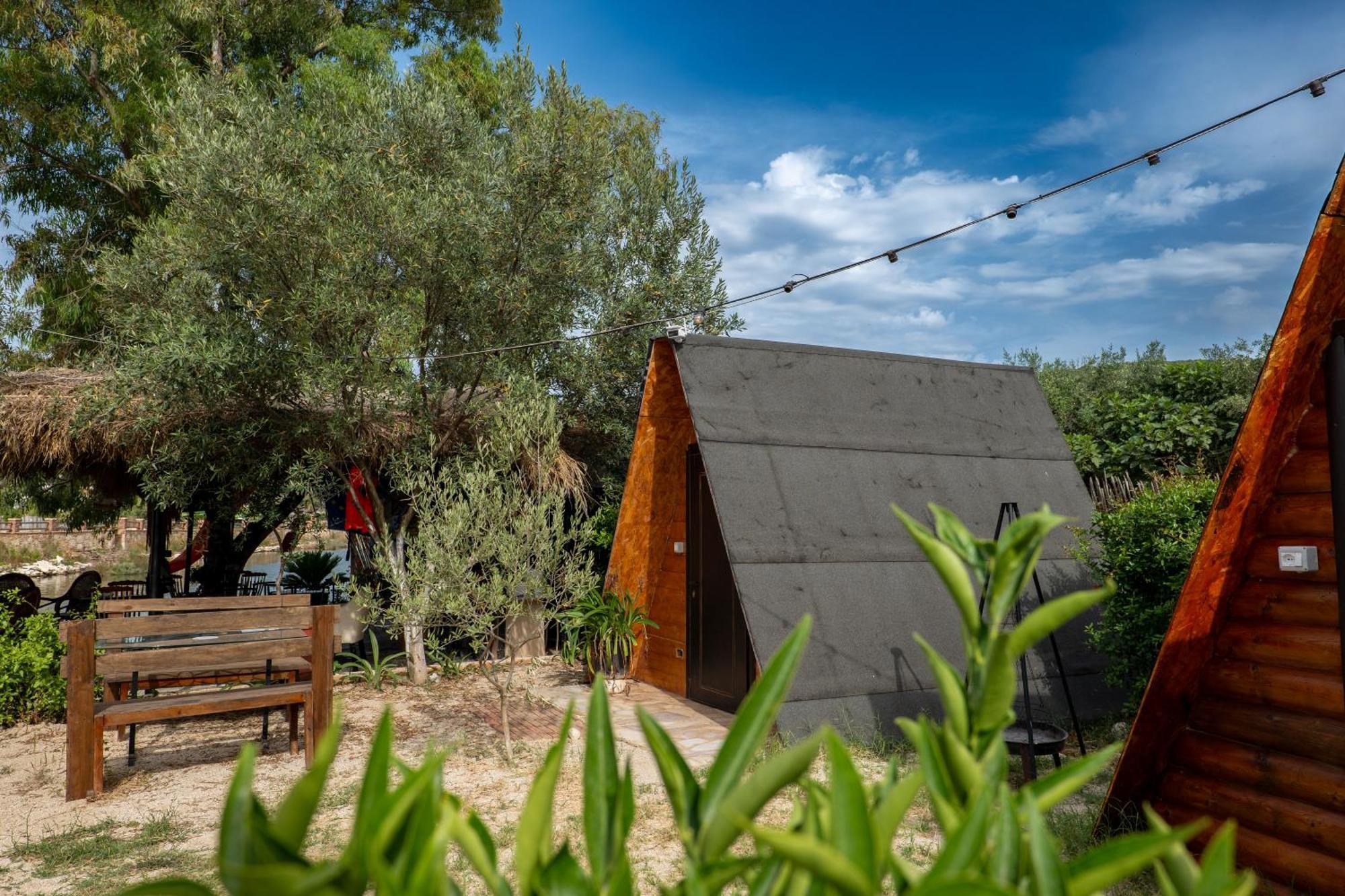 Garden Villa Lake Side & Glamping Ксамил Екстериор снимка